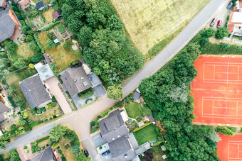 垂直空中视图郊区<strong>结算</strong>德国与分离房子关闭附近和花园前面的房子无人机拍摄