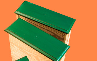 翻新绿色画和修理抽屉老丑陋的使用橱柜准备好了为回收<strong>发布</strong>前面橙色背景家具改造