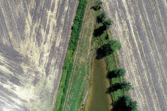 摘要空中视图的指出结束<strong>钓鱼池</strong>塘与行树下一个收获农田