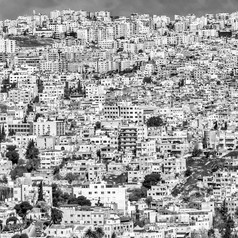 黑色的和白色部分视图安曼的丑陋的过度拥挤的资本约旦