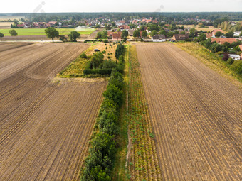 空中视图<strong>小村</strong>北部德国与大耕地土地的边缘的村