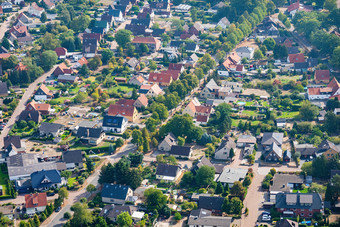 空中视图典型的德国郊区与分离房子和关闭附近飞行与<strong>旋翼</strong>机