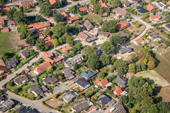 空中视图德国郊区与两个街道和许多小房子为家庭拍摄<strong>旋翼</strong>机