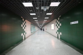 行人隧道的金角的妈妈妈妈 妈妈妈妈地铁下的博斯普鲁斯海峡伊斯坦布尔