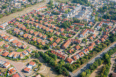 空中视图德国郊区与街道和许多小房子为家庭拍摄旋翼机