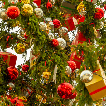 华丽的圣诞节树装饰与银和<strong>红</strong>色的球和<strong>包包</strong>装包装纸特写镜头视图