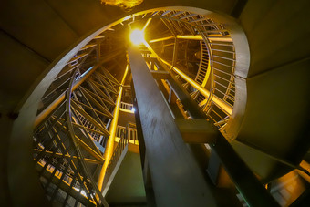 夜间记录的照亮螺旋楼梯领先的从的平台地下的外的建筑