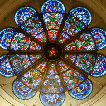 玫瑰窗口的圣所以上的器官布伦瑞克大教堂使色彩鲜艳的马赛克小块玻璃和玻璃窗格