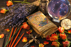 塔罗牌卡片与魔法水晶球蜡烛和薰衣草花巫术崇拜深奥的占卜和神秘的背景与古董魔法对象为神秘的仪式