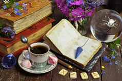 仍然生活与开放日记与复制空间老杯咖啡和符文女巫表格古董背景与老书和花浪漫的概念