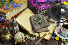 仍然生活与女巫日记药水瓶水晶球女巫表格古董背景与老书和花浪漫的概念