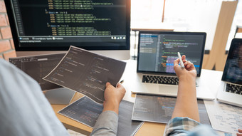 协作工作软件工程师网站开发人员技术程序员工作编码启动<strong>应用</strong>程序项目屏幕与合作伙伴共同办公空间办公室公司