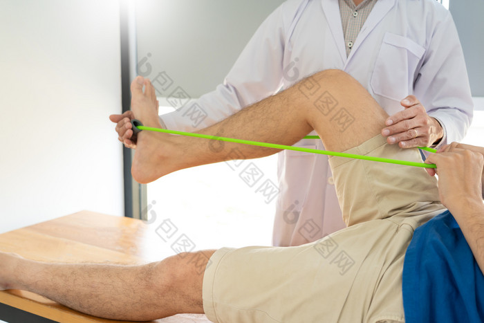 理疗师医生康复咨询物理治疗给锻炼腿治疗与病人理疗诊所医院
