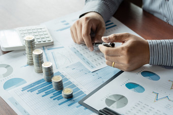 策略分析概念商人工作金融经理研究过程会计计算分析市场图数据股票信息审查的表格办公室