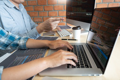 协作工作软件工程师网站开发人员技术程序员工作编码启动应用程序项目屏幕与合作伙伴共同办公空间办公室公司