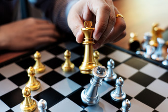 业务男人。取王数字使彻底失败的国际象棋董事会游戏策略管理领导成功概念