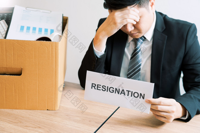 商人携带包装个人公司棕色（的）纸板盒子和辞职信为辞职改变工作离开的办公室失业辞职概念