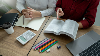 教学帮助技术概念女人年轻的老师导师与<strong>成人</strong>学生教室桌子上与论文移动PC电脑研究<strong>课程</strong>