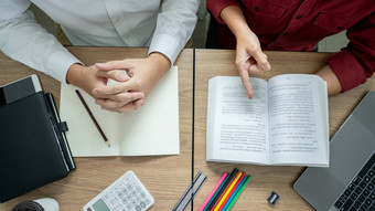 教学帮助技术概念女人年轻的老师导师与<strong>成人</strong>学生教室桌子上与论文移动PC电脑研究<strong>课程</strong>