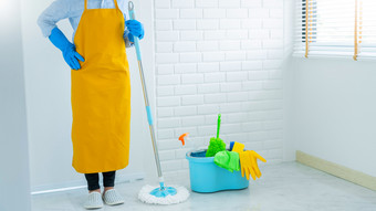 年轻的管家洗清洁地板上<strong>拖把</strong>保护手套做家务清洁服务