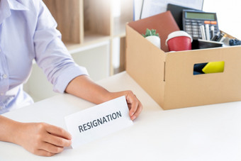 压力业务女人包装棕色（的）纸板盒子她的归属感后辞职和签署取消合同信改变工作失业辞职概念