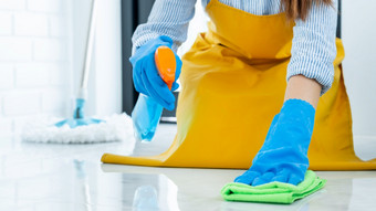 管家女仆穿橡胶手套与布清洁应用地板上哪和清洁工首页做家务和管家概念