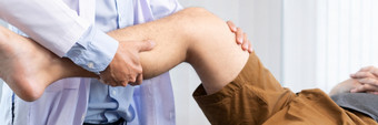 理疗师医生康复咨询物理治疗给锻炼膝盖治疗与病人理疗诊所医院