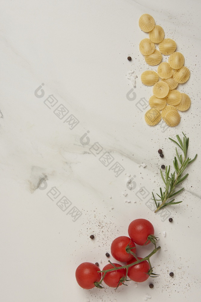 意大利面概念一些圆意大利面和小番茄被安排行的白色场景