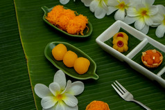 泰国传统的甜点概念各种各样的泰国甜点服务板香蕉叶背景
