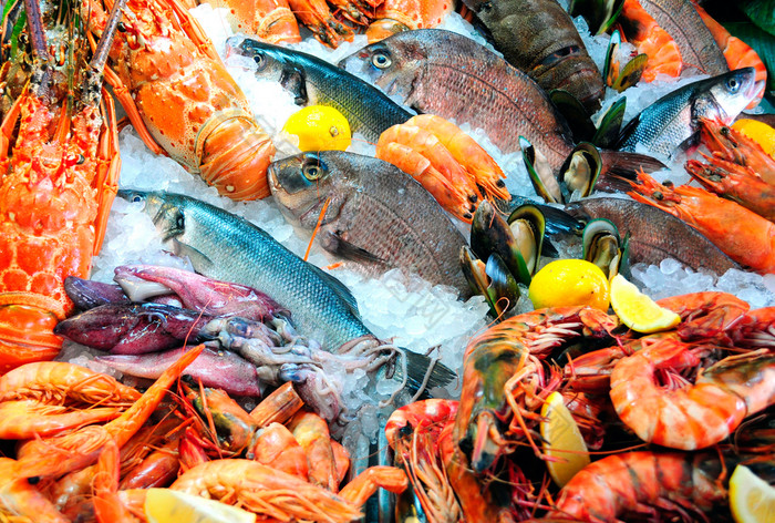 海鲜集与龙虾蛤鱼蓝色的clabs大虾贻贝和鱿鱼鱿鱼与块柠檬vetgetables