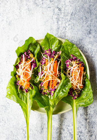 素食主义者沙拉叶与鳄梨甜蜜的土豆豆子草本植物斯皮纳特混凝土乡村背景素食主义者素食者食物使健康的沙拉