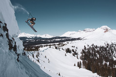滑雪跳滑雪极端的冬天体育