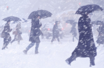 的运动人的城市成冬天暴雪暴风雪的城市