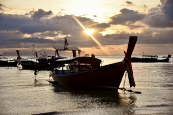 泰国长尾船绿松石水日落