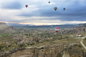 视图几个气球飞行在的山谷卡帕多西亚黎明中央火鸡几个气球飞在的山谷卡帕多西亚
