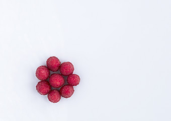 成熟的和红色的树莓是安排圆光背景图片高关键树莓是安排圆光背景
