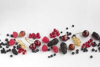 成熟的浆果蓝莓树莓醋栗红色的和黄色的醋栗是分散白色背景成熟的浆果蓝莓树莓醋栗红色的和黄色的醋栗