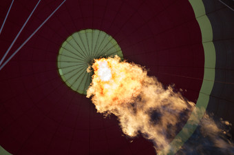 的气球吹膨胀与火从的火炬长火焰舌头的火焰气体燃烧器膨胀气球