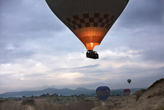 视图的彩色的气球飞行在的谷黎明卡帕多西亚火鸡气球飞行在的谷卡帕多西亚火鸡