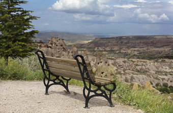 木饱经风霜的板凳上站对的背景的山风景卡帕多西亚木饱经风霜的板凳上站对的背景的山风景