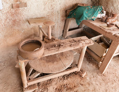原始的木陶器和红色的粘土是的工具古老的工匠原始的木陶器和红色的粘土