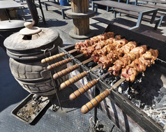 生肉准备串烤烧烤木炭烧烤木炭和火焰野餐街食物生肉准备串烤烧烤木炭