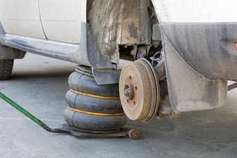 穿阀瓣刹车的车的新轮胎取代修复汽车刹车汽车保养中心替换的车轮服务站