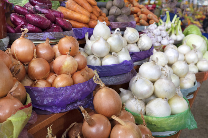 不同的品种洋葱和其他蔬菜为出售的市场不同的品种洋葱是出售托盘的市场