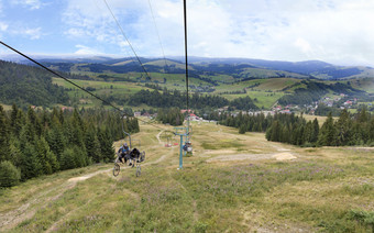美丽的山景观的喀尔巴阡山脉的山对的背景山电梯携带游客升降椅与山景观的卡帕特山