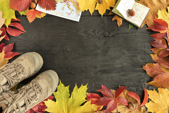 明亮的秋天叶子跟踪<strong>靴子</strong>和地图框架的黑色的老木表面与复制空间秋天叶子跟踪<strong>靴子</strong>和地图黑色的背景老树