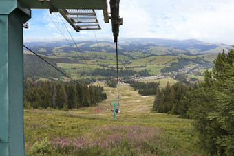 的支持的山电梯上升以上的山对的背景的夏天山景观的喀尔巴阡山的支持的山电梯上升以上的山的喀尔巴阡山