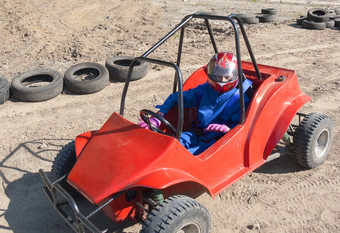 比赛少年孩子们rsquo车踢小道灰尘沙子跟踪比赛少年孩子们rsquo车沿着的沙子跟踪
