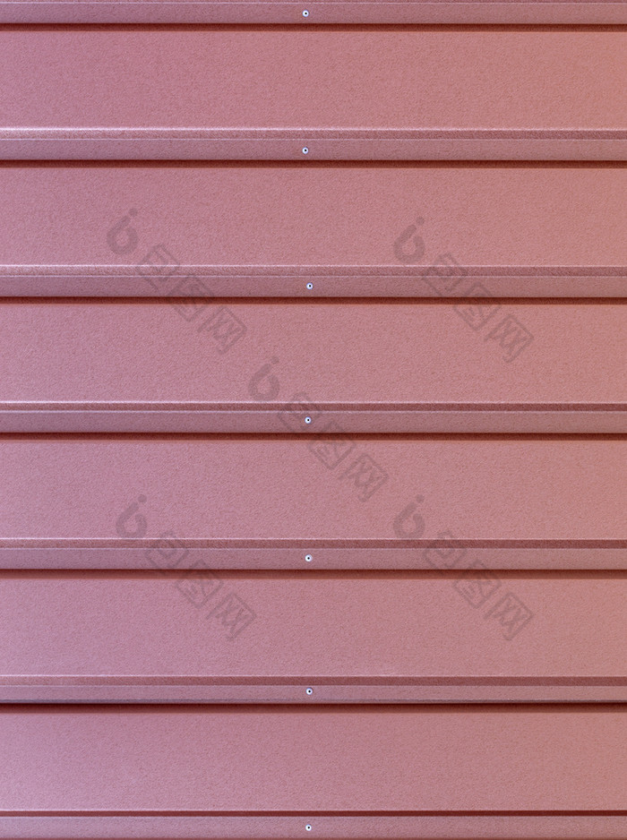 红褐色金属栅栏使波纹钢表与gorizontal指南和金属铆钉的中间波纹红褐色铁表背景关闭红褐色波纹钢表与girizontal指南