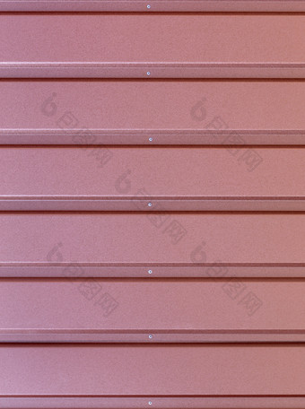 红褐色金属栅栏使波纹钢表与gorizontal指南和金属铆钉的中间波纹红褐色铁表背景关闭红褐色波纹钢表与girizontal指南
